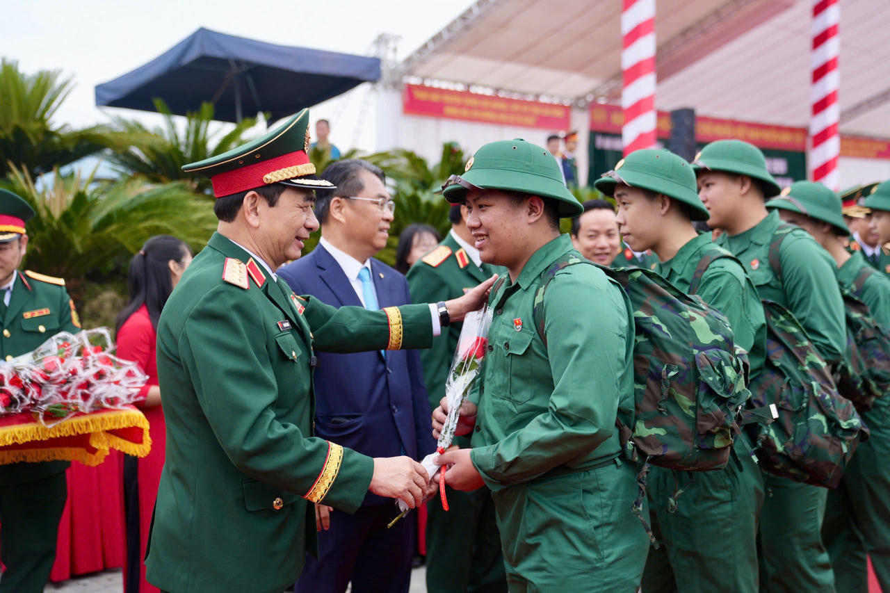 Đại tướng Phan Văn Giang c&ugrave;ng c&aacute;c l&atilde;nh đạo tỉnh đ&atilde; trực tiếp xuống h&agrave;ng qu&acirc;n, tặng hoa v&agrave; &acirc;n cần thăm hỏi, động vi&ecirc;n c&aacute;c t&acirc;n binh. (Ảnh: PV)