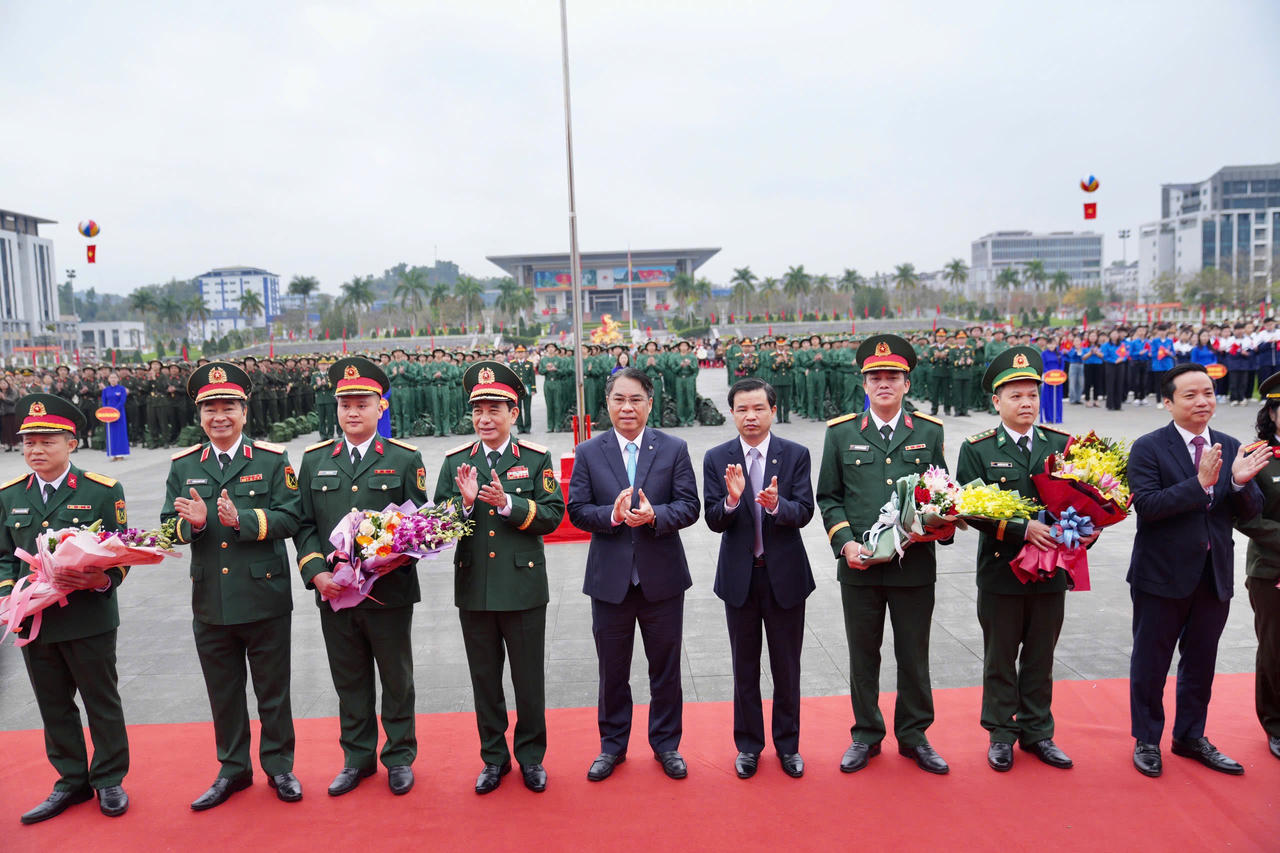Đại tướng Phan Văn Giang v&agrave; l&atilde;nh đạo tỉnh Cao Bằng tặng hoa c&aacute;c đơn vị.(Ảnh: PV)
