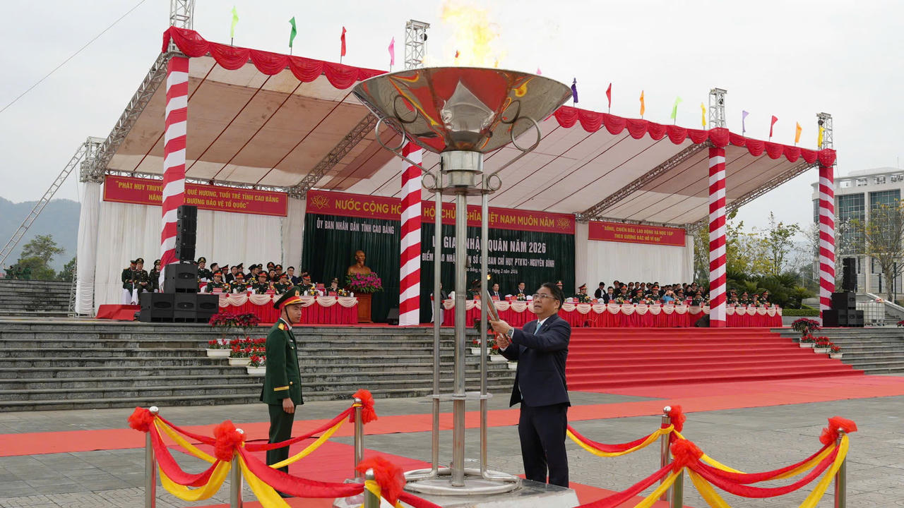 &Ocirc;ng Phan Thăng An - B&iacute; thư tỉnh ủy Cao Bằng thực hiện nghi thức thắp lửa truyền thống. (Ảnh: PV)