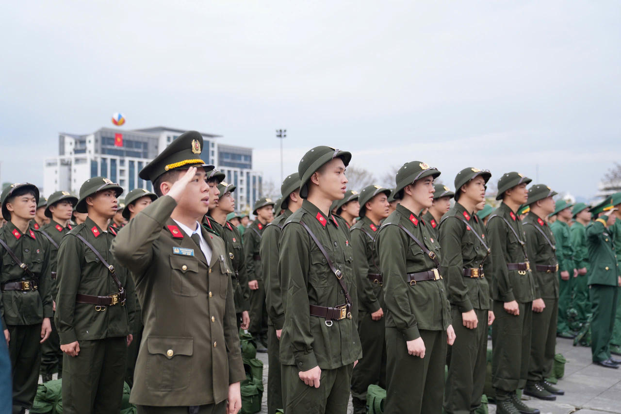 C&aacute;c t&acirc;n binh trong buổi lễ t&ograve;ng qu&acirc;n. (Ảnh: PV)