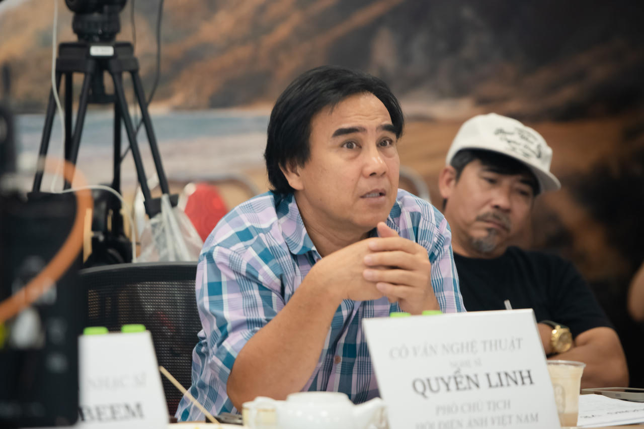 Quyền Linh thị phạm cho diễn viên trẻ