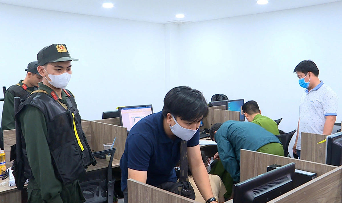 C&ocirc;ng an kh&aacute;m x&eacute;t địa điểm l&agrave;m việc của Cty TVX tại TP HCM. (Ảnh: C&ocirc;ng an cung cấp)