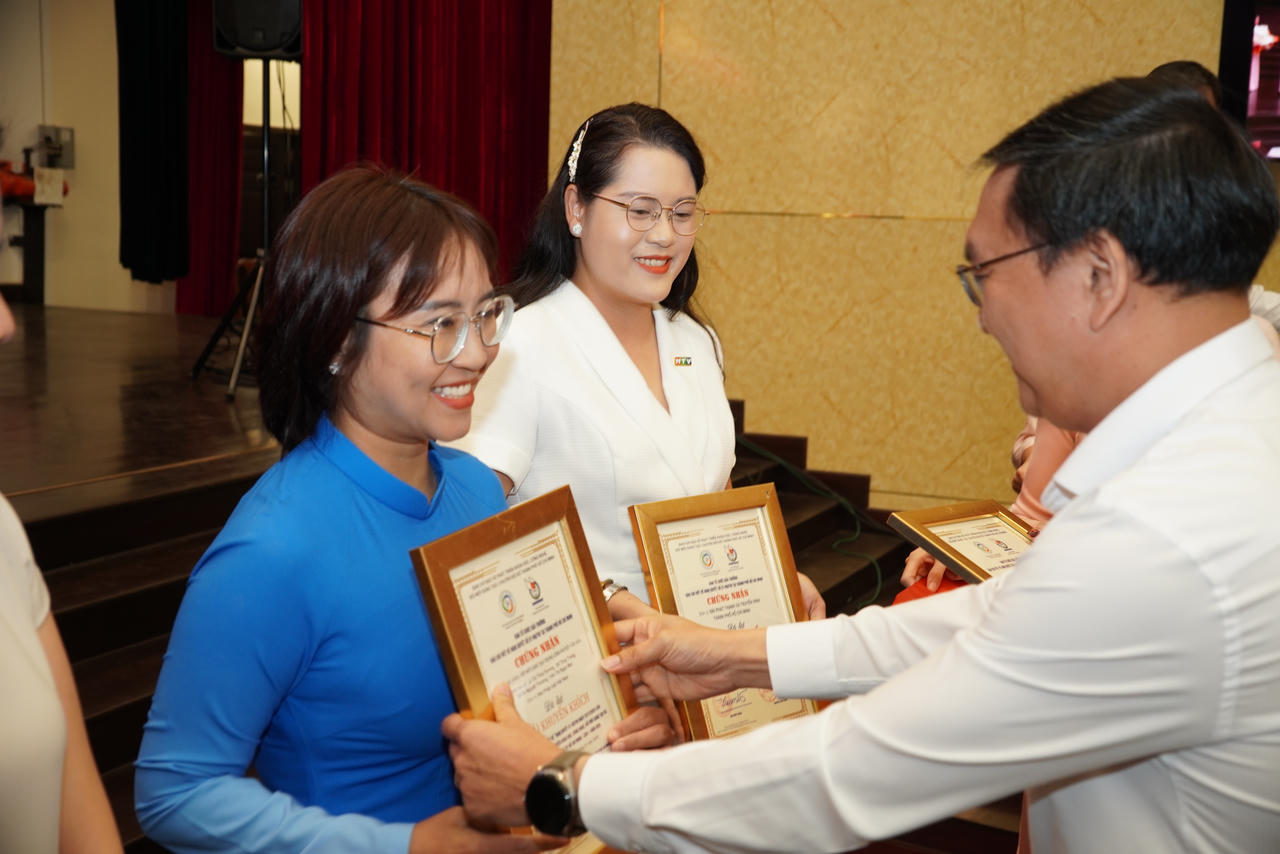 Đại diện nh&oacute;m ph&oacute;ng vi&ecirc;n B&aacute;o Ph&aacute;p luật Việt Nam vinh dự nhận giải thưởng.