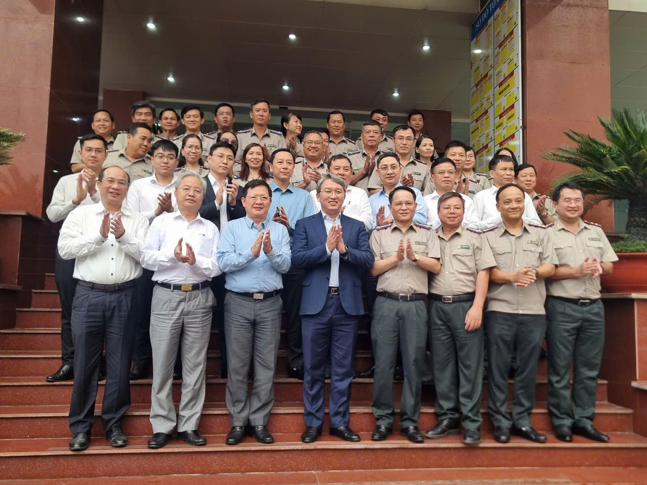 Bộ trưởng Nguyễn Hải Ninh, Thứ trưởng Mai Lương Kh&ocirc;i chụp h&igrave;nh lưu niệm với THADS TP Hồ Ch&iacute; Minh.