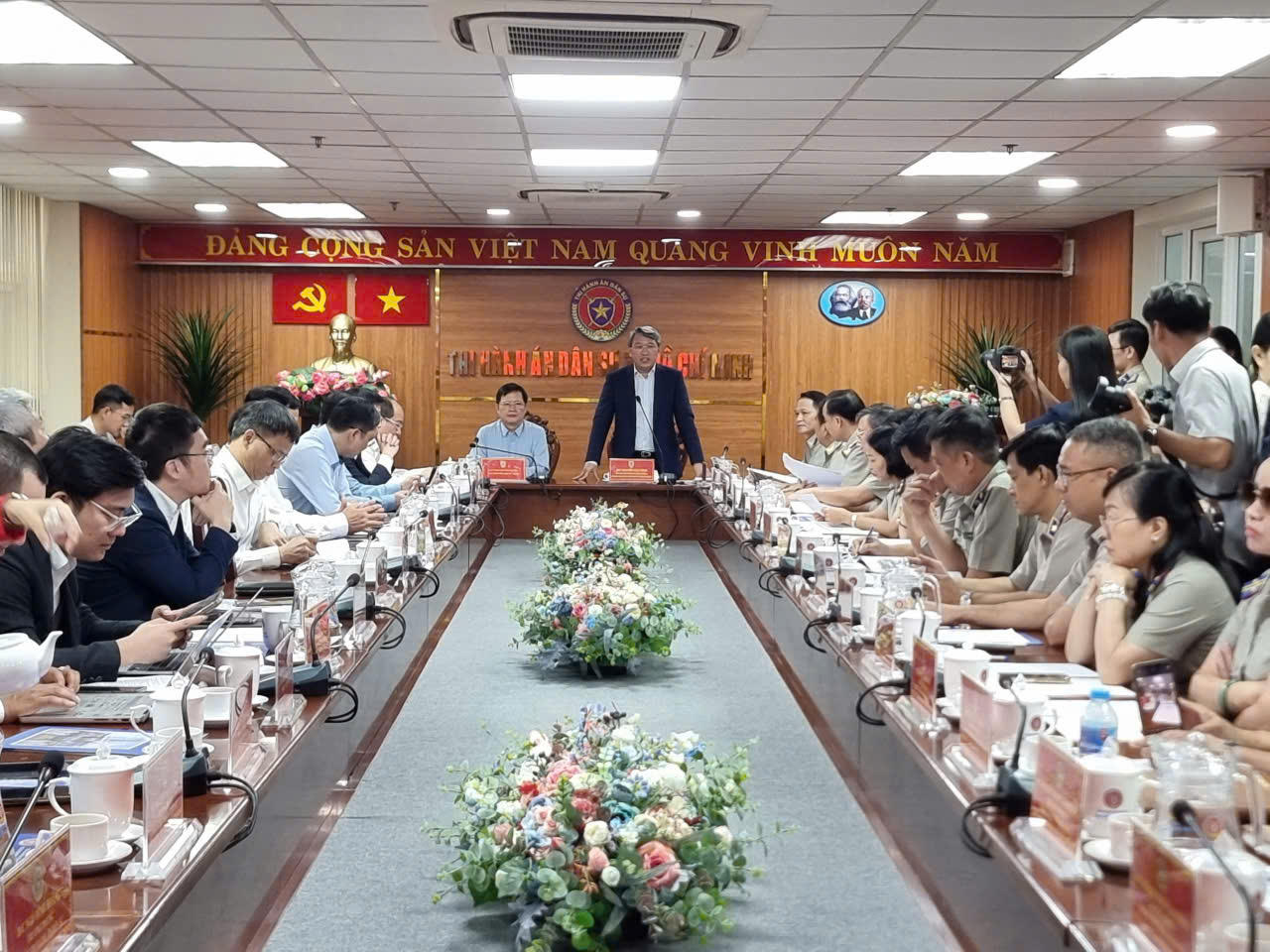 Quang cảnh buổi l&agrave;m việc của Đo&agrave;n c&ocirc;ng t&aacute;c Bộ Tư ph&aacute;p với THADS TP Hồ Ch&iacute; Minh.