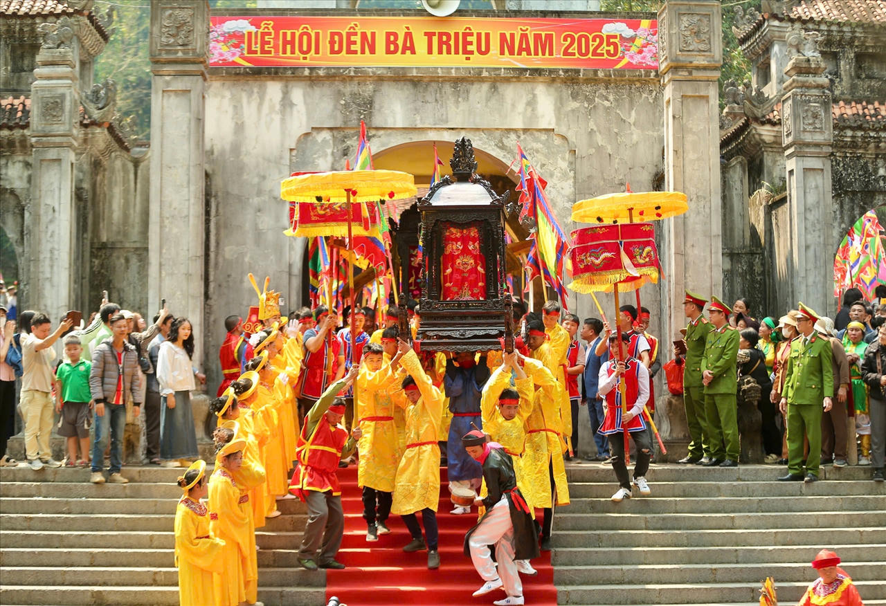 Lễ hội t&ocirc;n vinh anh h&ugrave;ng d&acirc;n tộc Triệu Thị Trinh v&agrave; những người c&oacute; c&ocirc;ng trong lịch sử dựng nước v&agrave; giữ nước. (ảnh Quỳnh Tr&acirc;m)