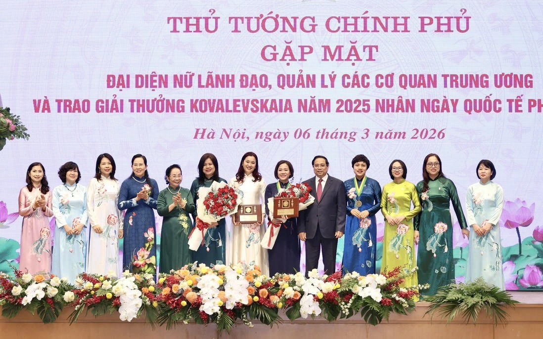 Thủ tướng Ch&iacute;nh phủ Phạm Minh Ch&iacute;nh; GS.TS. Nguyễn Thị Doan (thứ 5 từ tr&aacute;i sang), nguy&ecirc;n Ủy vi&ecirc;n TƯ Đảng, nguy&ecirc;n Ph&oacute; Chủ tịch nước, Chủ tịch Hội Khuyến học Việt Nam, Chủ tịch Ủy ban giải thưởng Kovalevskaia Việt Nam v&agrave; b&agrave; L&ecirc; Thị Thủy (thứ 4 từ tr&aacute;i sang), Ủy vi&ecirc;n TƯ Đảng, B&iacute; thư Đảng ủy TƯ Hội LHPN Việt Nam, trao tặng Giải thưởng Kovalevskaia năm 2025. Nguồn Hội LHPNVN.