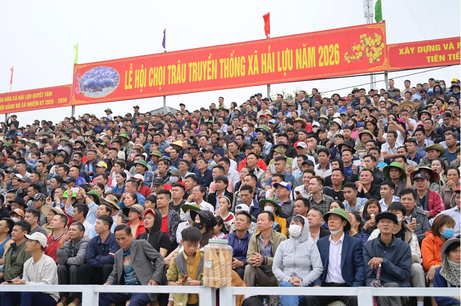 &ldquo;Biển người&rdquo; chen ch&acirc;n tại kh&aacute;n đ&agrave;i s&acirc;n vận động x&atilde; Hải Lựu.