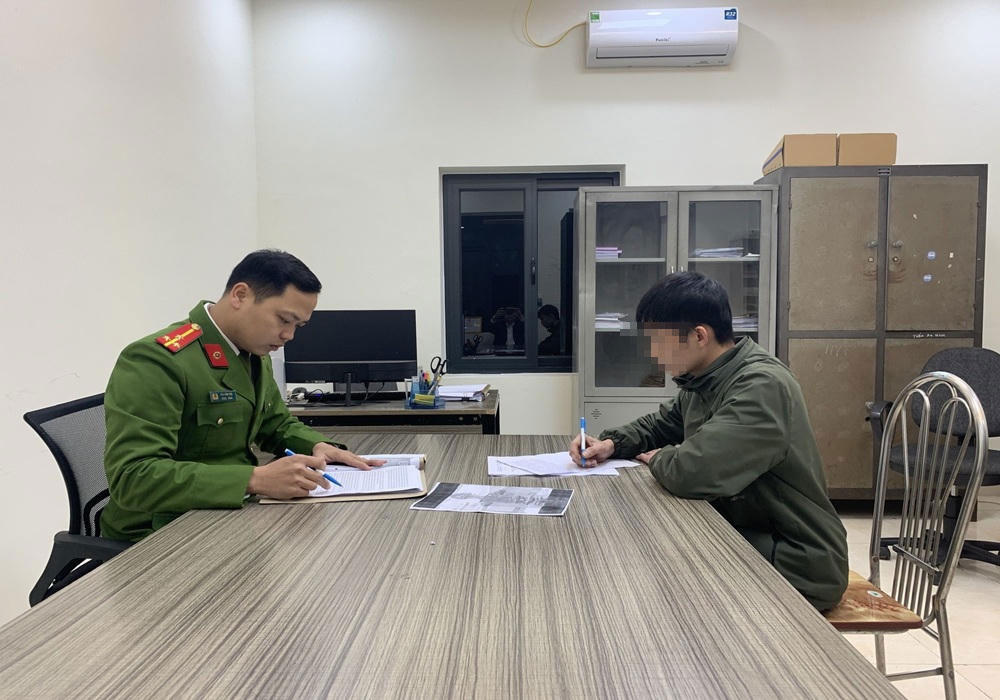 C&ocirc;ng an x&atilde; Đồng Đăng l&agrave;m việc với anh Liễu Văn Kh&aacute;nh. (Ảnh: C&ocirc;ng an x&atilde; Đồng Đăng cung cấp).