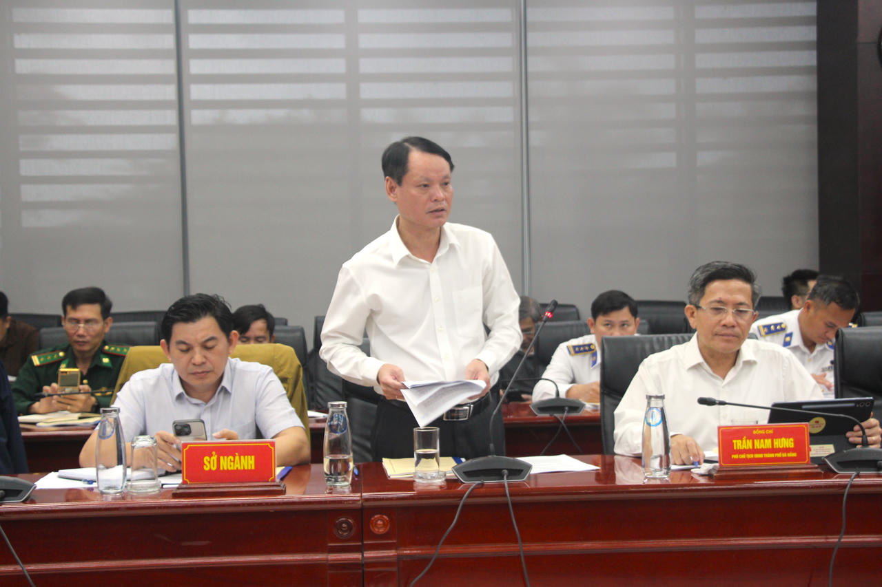 Ph&oacute; Gi&aacute;m đốc Sở N&ocirc;ng nghiệp v&agrave; M&ocirc;i trường Đ&agrave; Nẵng Phan Văn Mỹ b&aacute;o c&aacute;o với đo&agrave;n kiểm tra.