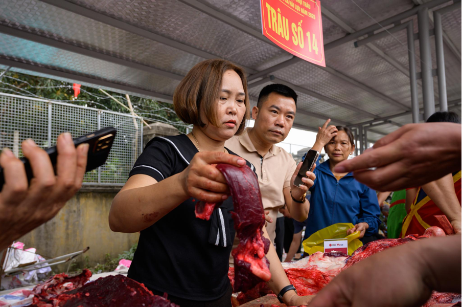 Kết th&uacute;c lễ hội, c&aacute;c &ldquo;&ocirc;ng Cầu&rdquo; đều được giết thịt để b&aacute;n cho du kh&aacute;ch thập phương; người d&acirc;n trong l&agrave;ng cũng tổ chức li&ecirc;n hoan, c&ugrave;ng nhau thưởng thức thịt tr&acirc;u với quan niệm ăn để lấy may mắn cho một năm mới.