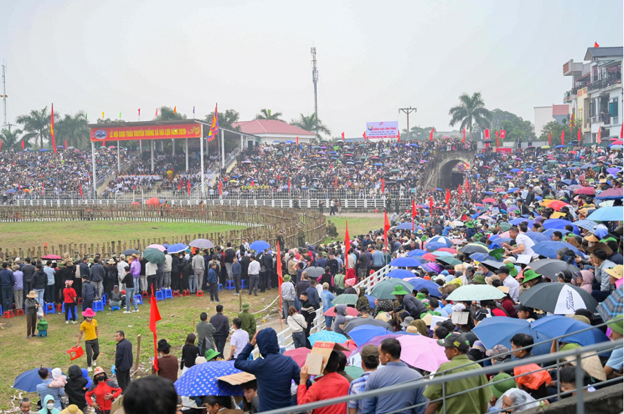 Mưa lạnh kh&ocirc;ng cản bước gần 50.000 người d&acirc;n v&agrave; du kh&aacute;ch đến xem hội.