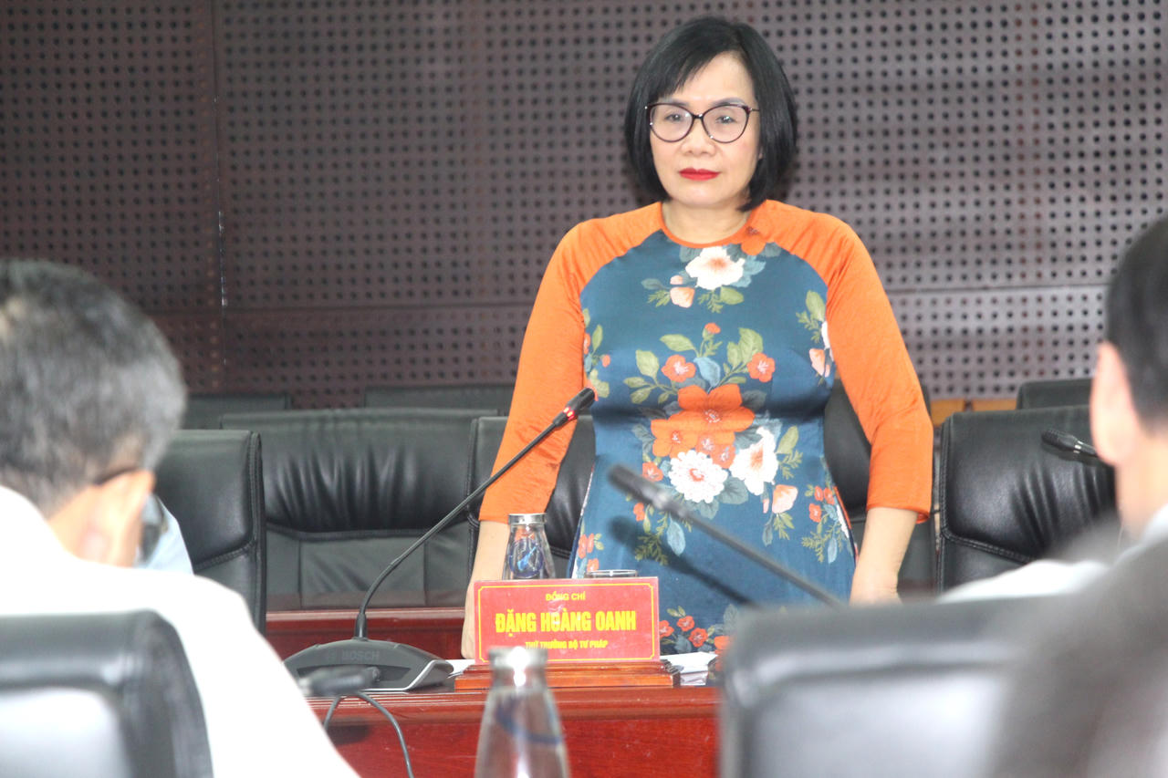 Thứ trưởng Bộ Tư ph&aacute;p Đặng Ho&agrave;ng Oanh ph&aacute;t biểu tại buổi l&agrave;m việc.&nbsp;