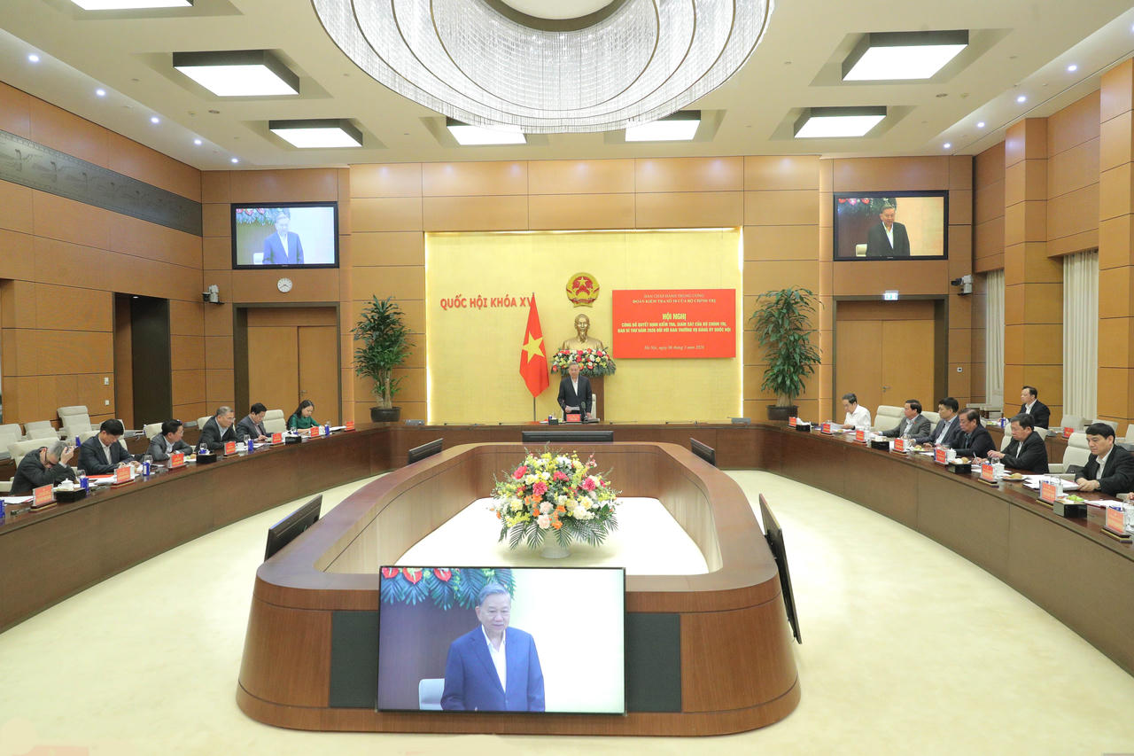 Quang cảnh Hội nghị c&ocirc;ng bố quyết định kiểm tra, gi&aacute;m s&aacute;t của Bộ Ch&iacute;nh trị, Ban B&iacute; thư năm 2026 đối với Ban Thường vụ Đảng ủy Quốc hội. Ảnh: Hồ Long