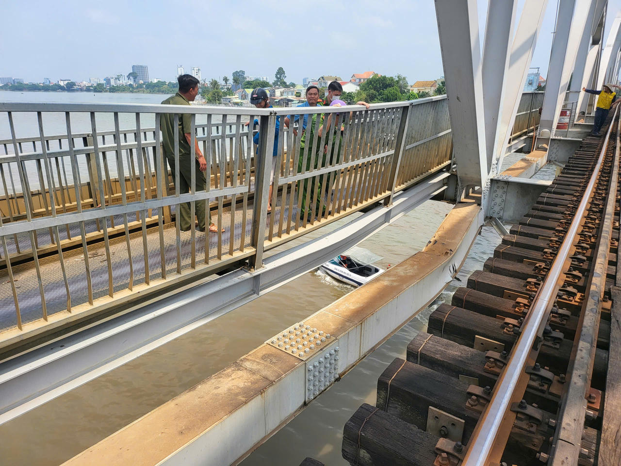 C&aacute;c đơn vị chức năng đang tiến h&agrave;nh khảo s&aacute;t hiện trường, kiểm tra t&igrave;nh trạng kết cấu nhịp cầu.