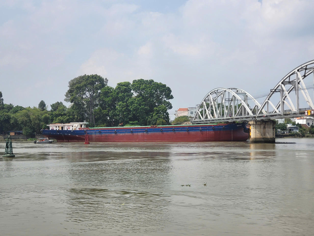 T&agrave;u chở h&agrave;ng Th&agrave;nh Đạt 86, số hiệu NP8437, lưu th&ocirc;ng tr&ecirc;n s&ocirc;ng Đồng Nai va chạm mạnh v&agrave;o nhịp số 2 cầu Ghềnh.