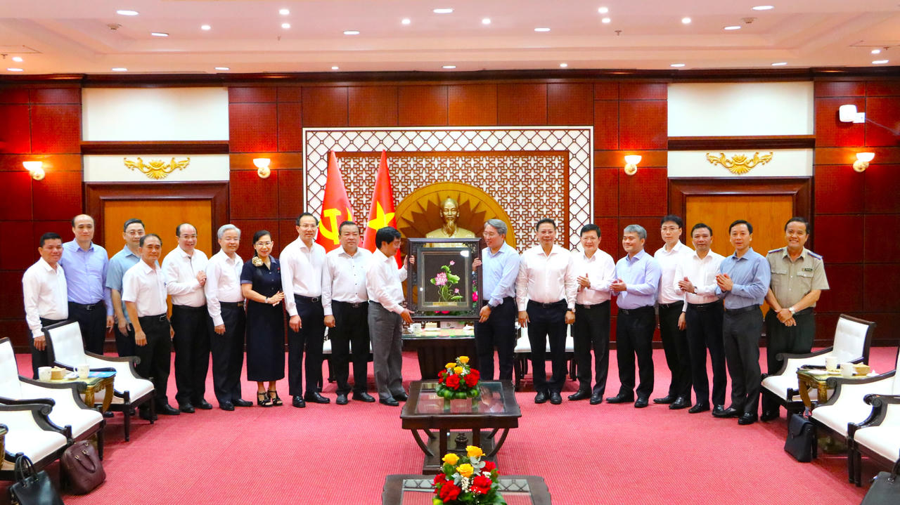 B&iacute; thư Tỉnh ủy T&acirc;y Ninh Nguyết Văn Quyết tặng qu&agrave; lưu niệm cho Đo&agrave;n c&ocirc;ng t&aacute;c của Bộ Tư ph&aacute;p (ảnh: Kh&aacute;nh To&agrave;n)