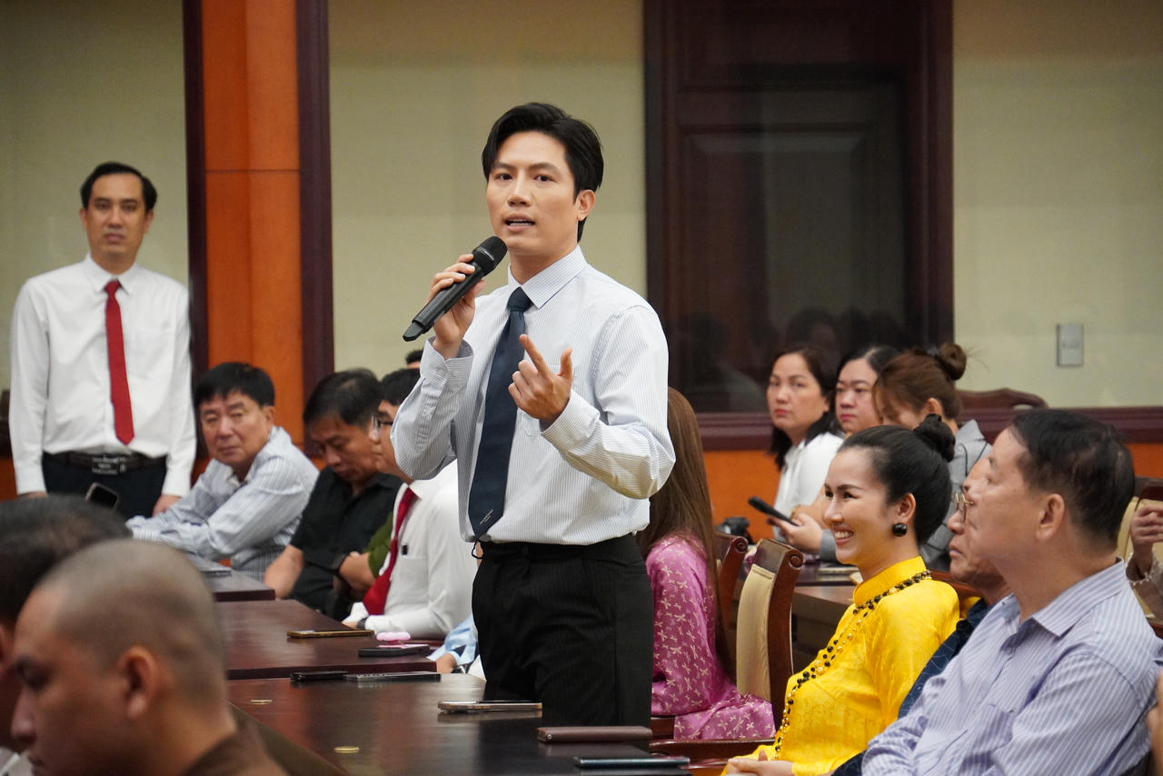 Nghệ sĩ Anh T&uacute; chia sẻ từ g&oacute;c nh&igrave;n người trẻ. (Ảnh: PV)