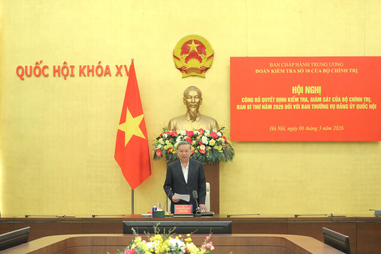 Tổng B&iacute; thư T&ocirc; L&acirc;m chủ tr&igrave; Hội nghị c&ocirc;ng bố quyết định kiểm tra, gi&aacute;m s&aacute;t của Bộ Ch&iacute;nh trị, Ban B&iacute; thư năm 2026 đối với Ban Thường vụ Đảng ủy Quốc hội. Ảnh: Hồ Long