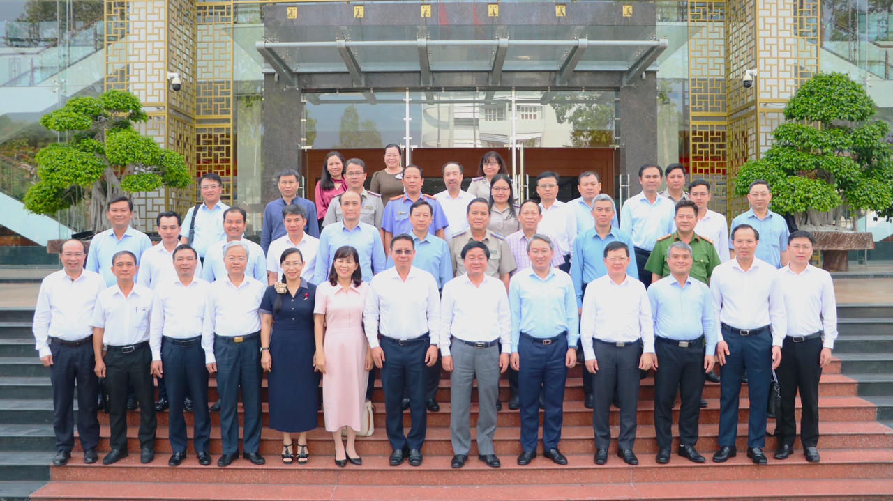 C&aacute;c đại biểu chụp h&igrave;nh lưu niệm (ảnh: Kh&aacute;nh To&agrave;n)