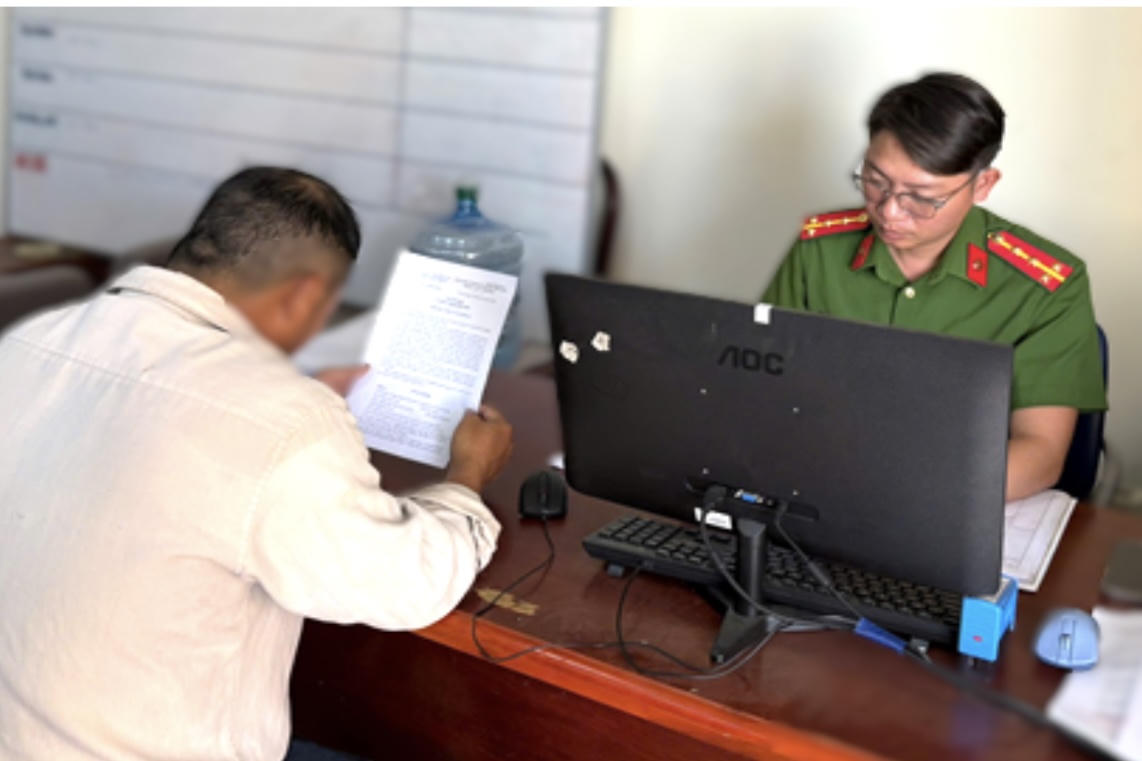 &Ocirc;ng P.V.T nhận quyết định xử phạt vi phạm h&agrave;nh ch&iacute;nh tại cơ quan C&ocirc;ng an.