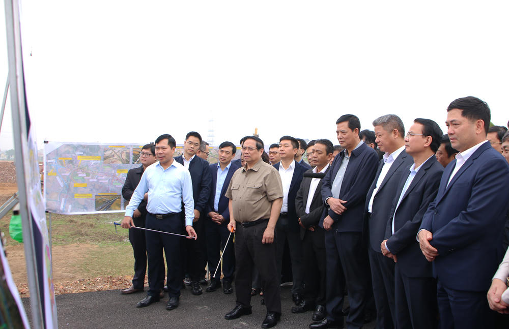 Thủ tướng Phạm Minh Ch&iacute;nh, c&ugrave;ng đo&agrave;n c&ocirc;ng t&aacute;c kiểm tra dự &aacute;n đầu tư x&acirc;y dựng đường V&agrave;nh đai 4 - v&ugrave;ng Thủ đ&ocirc; H&agrave; Nội.