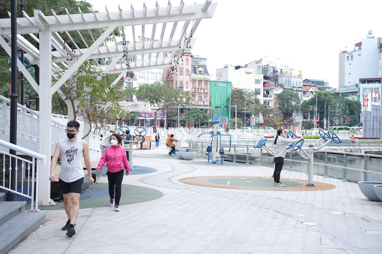 Gắn biển công trình cải tạo cảnh quan hồ Đống Đa (Hà Nội)