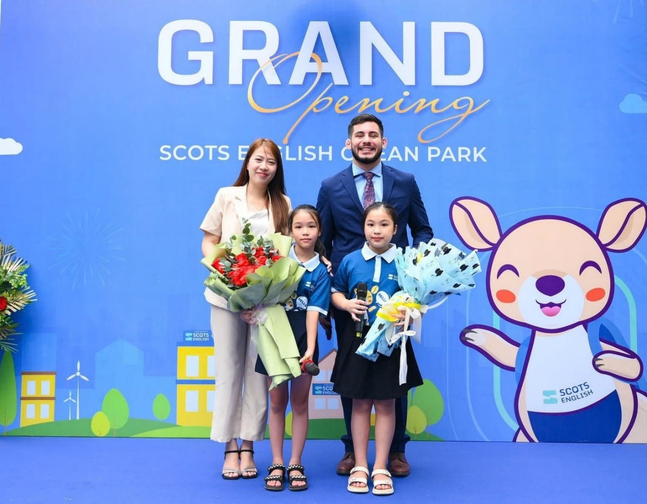 Chị Nguyễn Thị B&iacute;ch - Gi&aacute;m đốc V&ugrave;ng, c&ugrave;ng gi&aacute;o vi&ecirc;n nước ngo&agrave;i tại sự kiện Scots English Ocean Park.