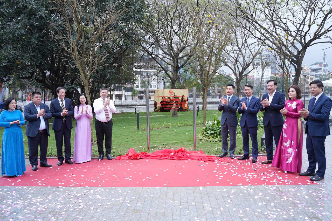 L&atilde;nh đạo phường &Ocirc; Chợ Dừa thực hiện nghi thức gắn biển c&ocirc;ng tr&igrave;nh cải tạo cảnh quan hồ Đống Đa.&nbsp;(Ảnh: Phạm Mạnh)