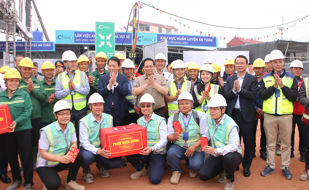 Thủ tướng Phạm Minh Ch&iacute;nh v&agrave; Đại tướng Lương Tam Quang tặng qu&agrave;, động vi&ecirc;n c&ocirc;ng nh&acirc;n đang x&acirc;y dựng tr&ecirc;n c&ocirc;ng trường.