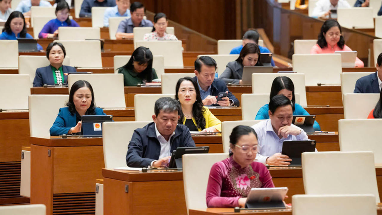 Nhiều nữ ĐBQH tham gia kỳ họp thứ 10 Quốc hội kh&oacute;a XV. (Nguồn: Quochoi.vn)