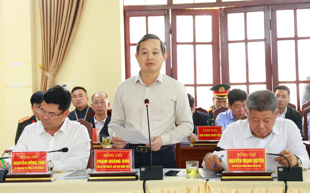 Chủ tịch UBND tỉnh Bắc Ninh&nbsp;Phạm Ho&agrave;ng Sơn ph&aacute;t biểu tại hội nghị.