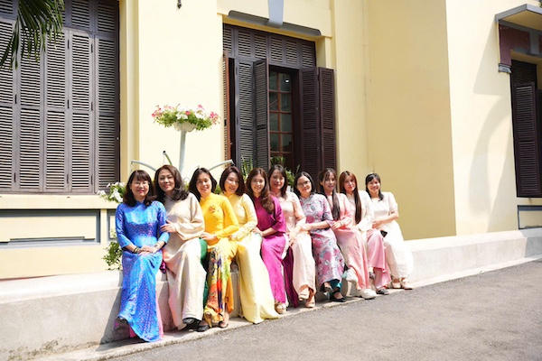 Duyên dáng tà áo dài phụ nữ  Bộ Tư pháp