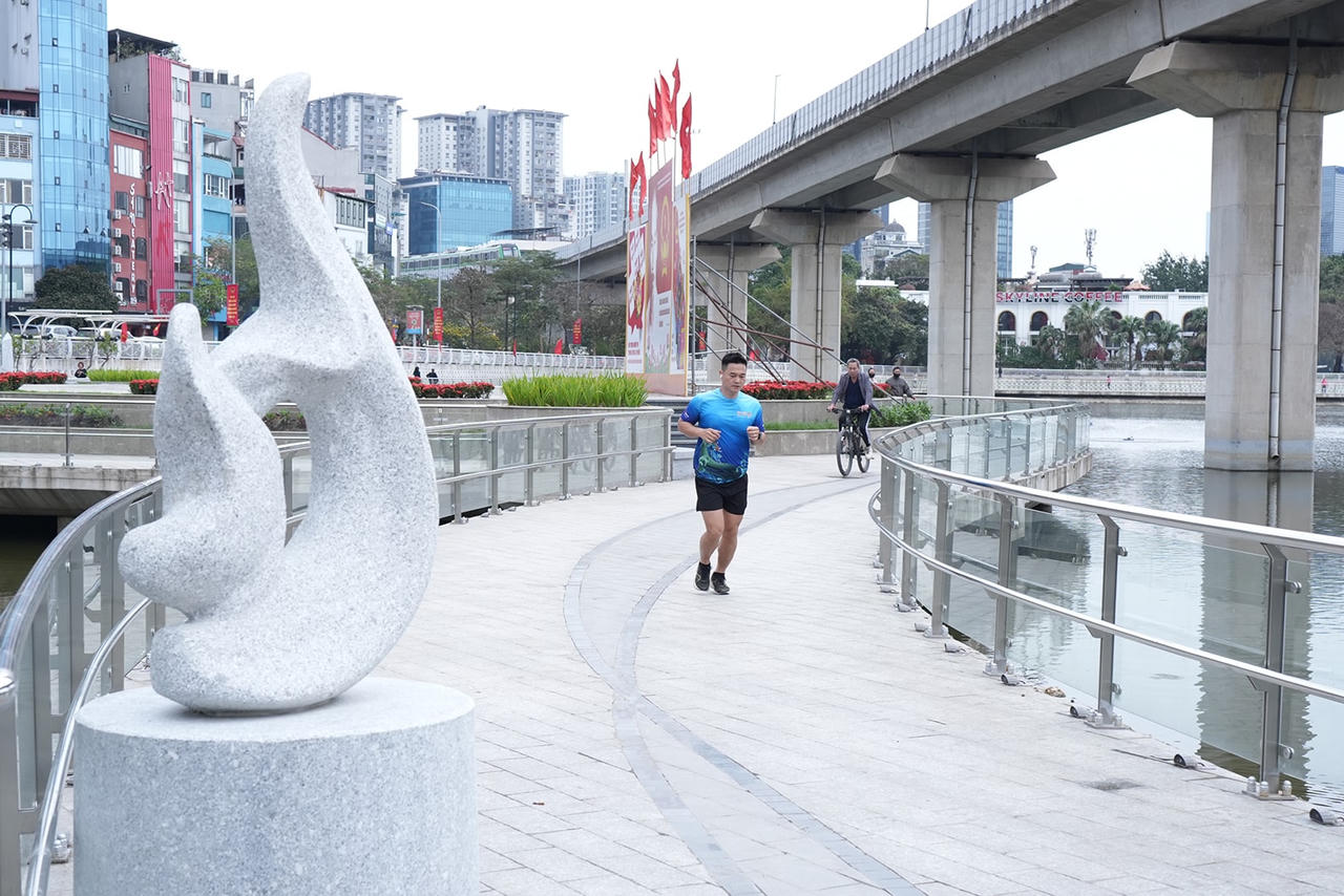 Gắn biển công trình cải tạo cảnh quan hồ Đống Đa (Hà Nội)