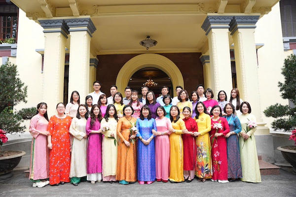 Duyên dáng tà áo dài phụ nữ  Bộ Tư pháp