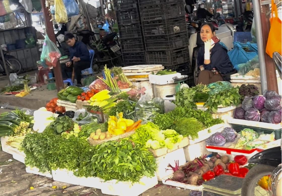 Một sạp rau tại chợ Ph&ugrave;ng Khoang. (Ảnh: Phương Anh)