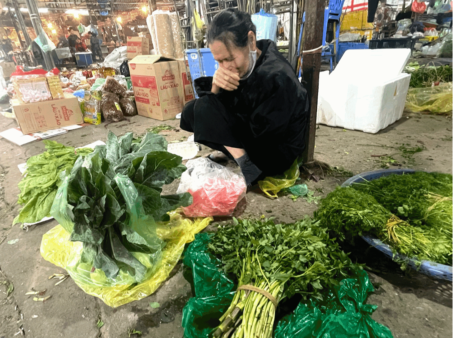 Tiểu thương b&aacute;n rau tại chợ Ph&ugrave;ng Khoang. (Ảnh: Phương Anh)