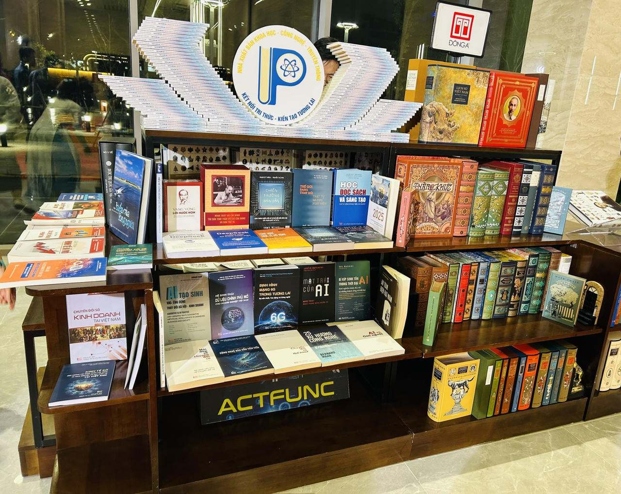 Giải thưởng S&aacute;ch Quốc gia ưu ti&ecirc;n những bộ s&aacute;ch c&oacute; gi&aacute; trị bền vững (ảnh P.V).