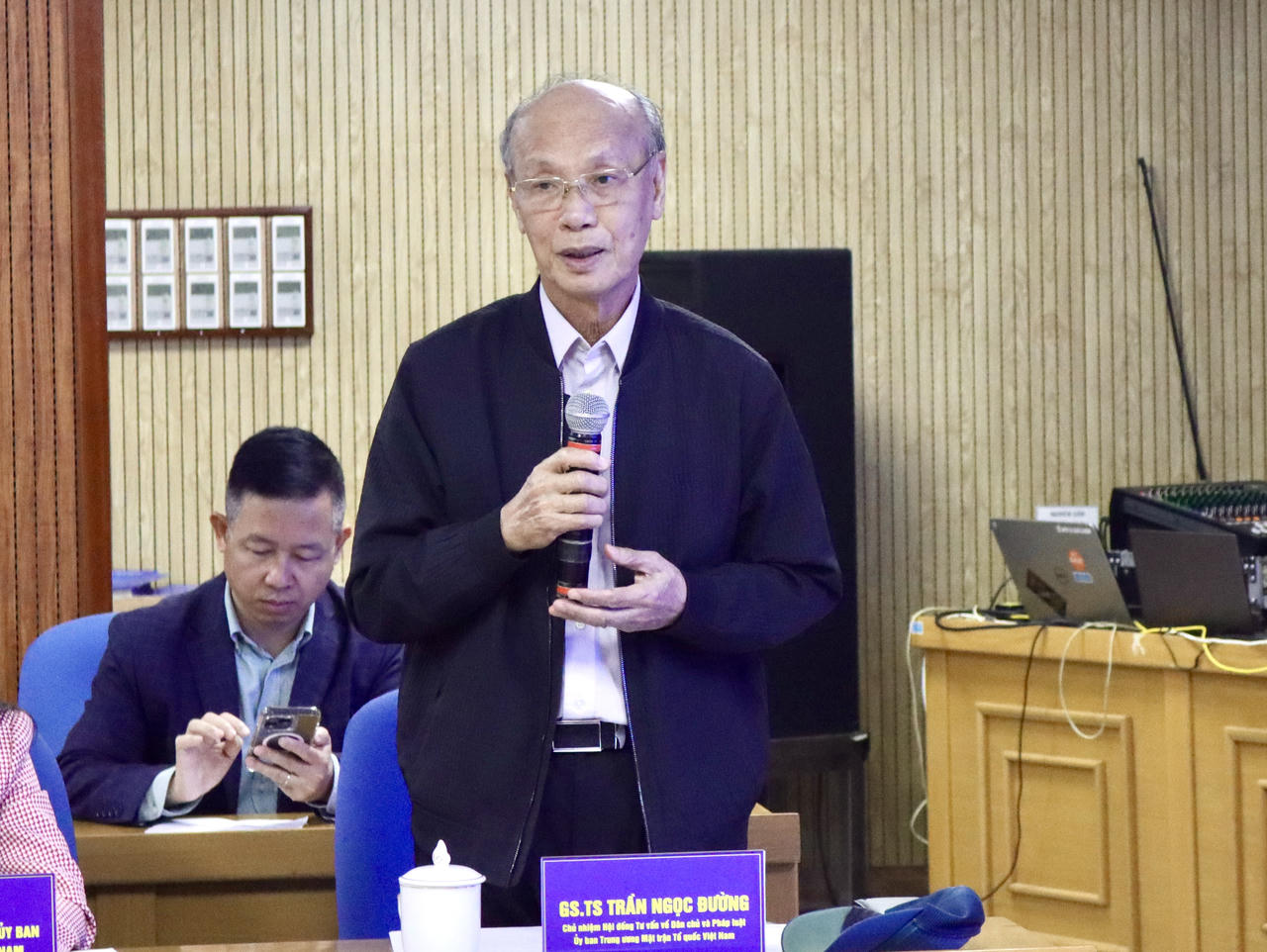 GS.TS Trần Ngọc Đường b&agrave;y tỏ ủng hộ v&agrave; đồng t&igrave;nh với những ch&iacute;nh s&aacute;ch mới n&agrave;y của Dự thảo Luật.