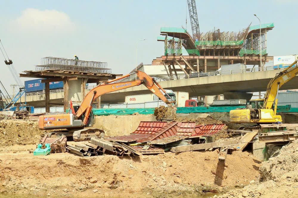 Thi c&ocirc;ng n&uacute;t giao T&acirc;n Vạn gặp kh&oacute; khăn do thiếu nh&acirc;n lực, khan hiếm vật liệu v&agrave; biến động gi&aacute; nhi&ecirc;n liệu.