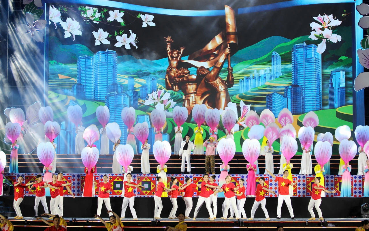 C&aacute;c tiết mục văn nghệ đ&atilde; để lại ấn tượng s&acirc;u sắc trong l&ograve;ng người d&acirc;n v&agrave; du kh&aacute;ch.