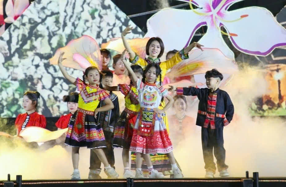 Một tiết mục văn nghệ tại đ&ecirc;m khai mạc.