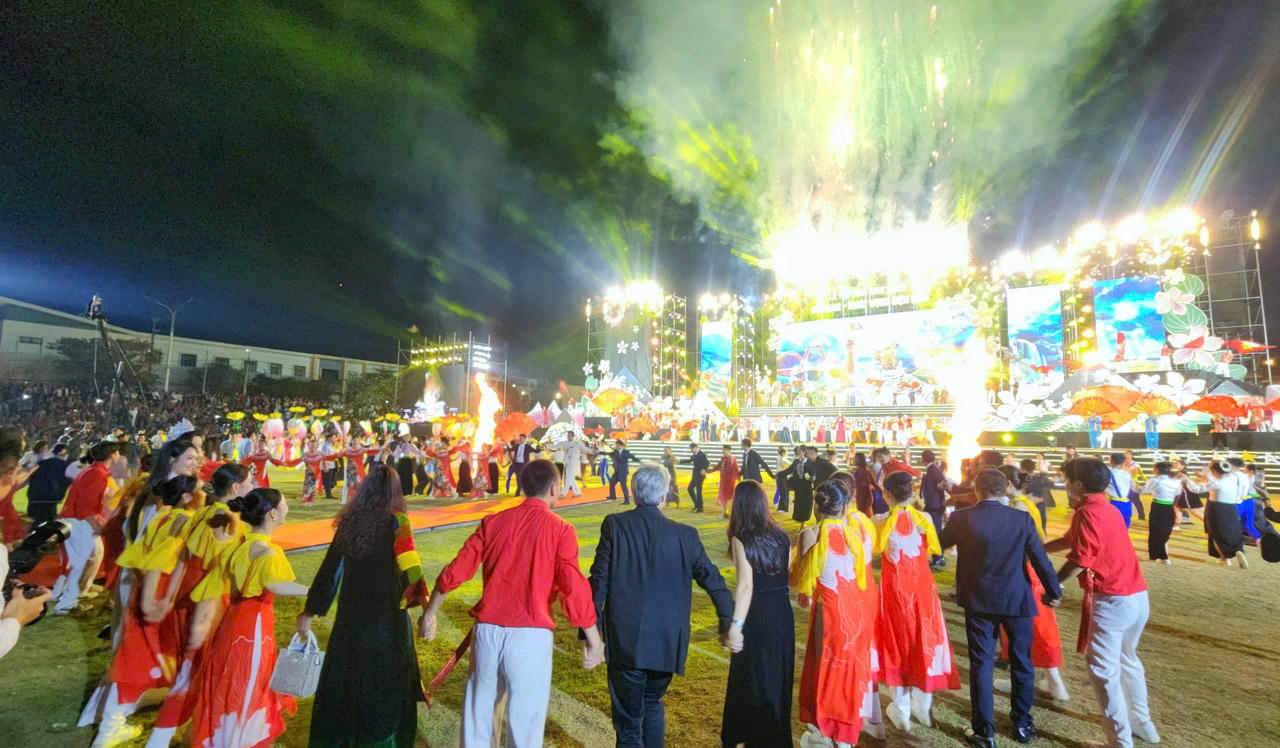 Tiết mục m&uacute;a v&ograve;ng x&ograve;e tại đ&ecirc;m khai mạc.