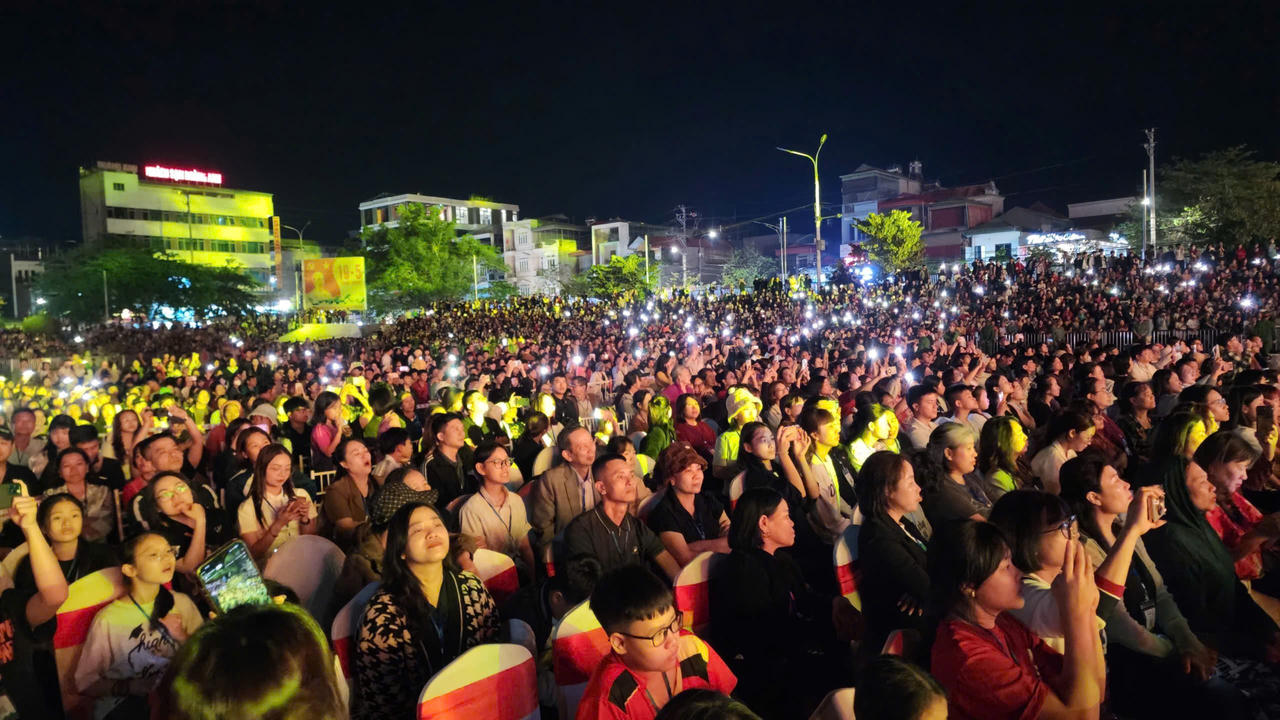 Đ&ocirc;ng đảo nh&acirc;n d&acirc;n v&agrave; du kh&aacute;ch đến dự lễ khai mạc.