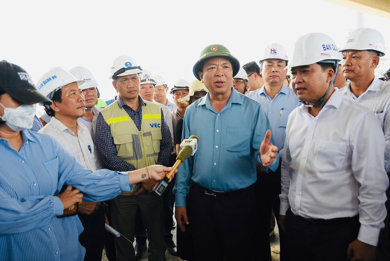 Bộ trưởng Bộ X&acirc;y dựng Trần Hồng Minh kiểm tra tiến độ c&aacute;c dự &aacute;n giao th&ocirc;ng trọng điểm gồm V&agrave;nh đai 3 TP.HCM, cao tốc TP.HCM - Long Th&agrave;nh - Dầu Gi&acirc;y v&agrave; cao tốc Bi&ecirc;n H&ograve;a - Vũng T&agrave;u.