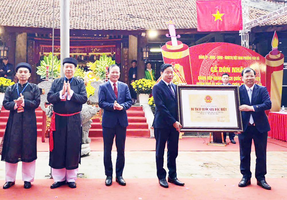 &Ocirc;ng Phan Thế Tuấn - Ph&oacute; Chủ tịch UBND tỉnh Bắc Ninh trao Bằng xếp hạng di t&iacute;ch quốc gia đặc biệt của Thủ tướng Ch&iacute;nh phủ đối với Quần thể di t&iacute;ch đ&igrave;nh, ch&ugrave;a, từ chỉ Thổ H&agrave; cho đại diện l&atilde;nh đạo địa phương (ảnh Lệ Thanh).