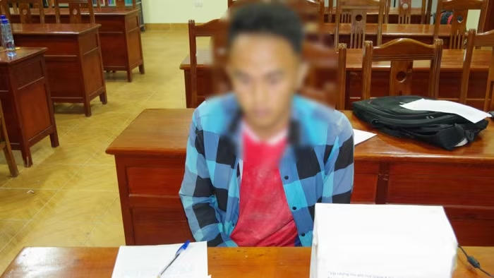 đối tượng Th&agrave;o A Dia c&ugrave;ng tang vật tại cơ quan chức năng