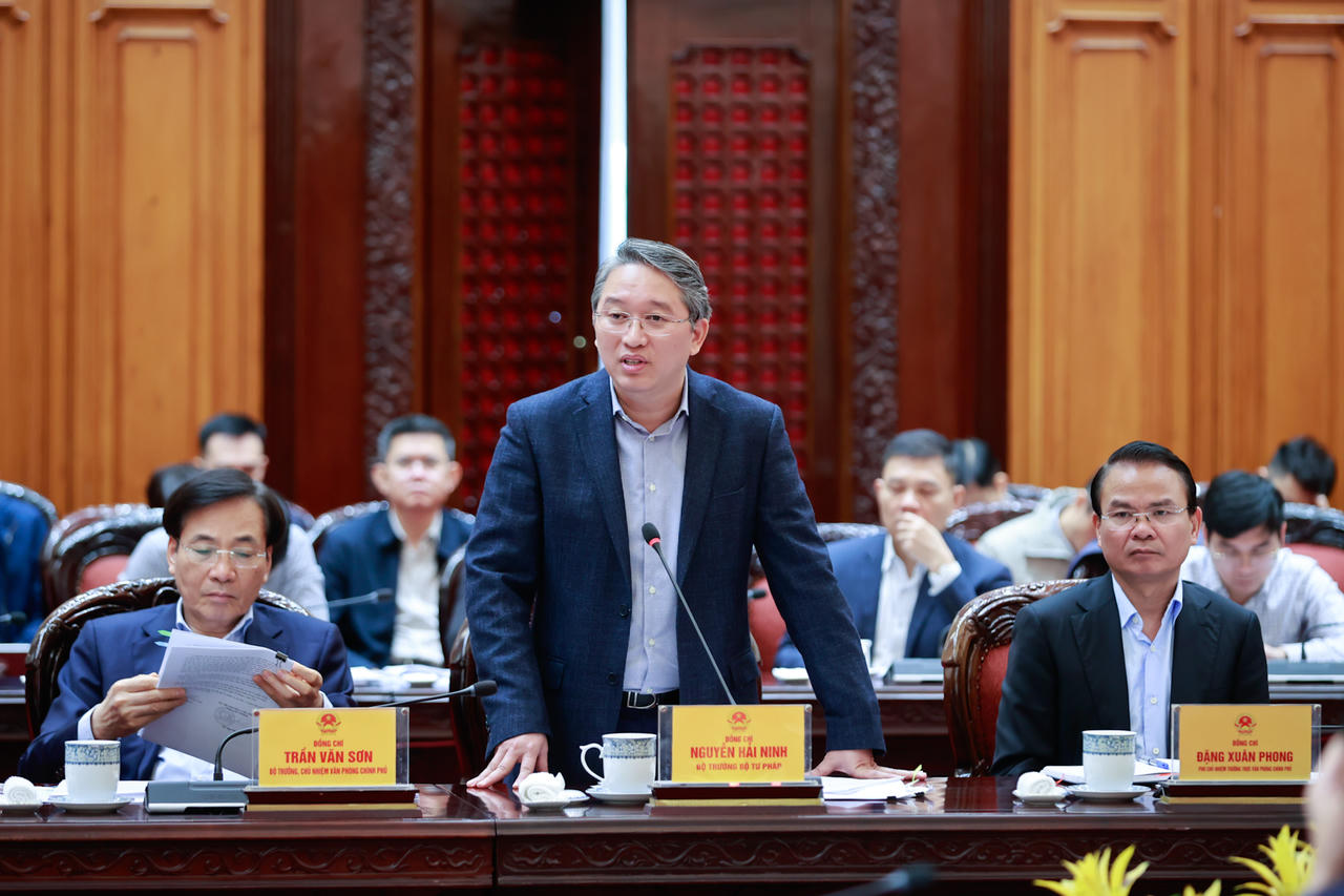 Bộ trưởng Bộ Tư ph&aacute;p Nguyễn Hải Ninh b&aacute;o c&aacute;o tại phi&ecirc;n họp. Ảnh: VGP