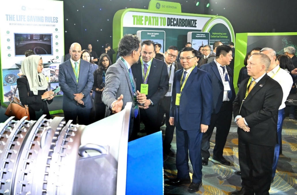Đại diện GE Vernova giới thiệu c&aacute;c c&ocirc;ng nghệ v&agrave; giải ph&aacute;p năng lượng của tập đo&agrave;n tại khu vực triển l&atilde;m