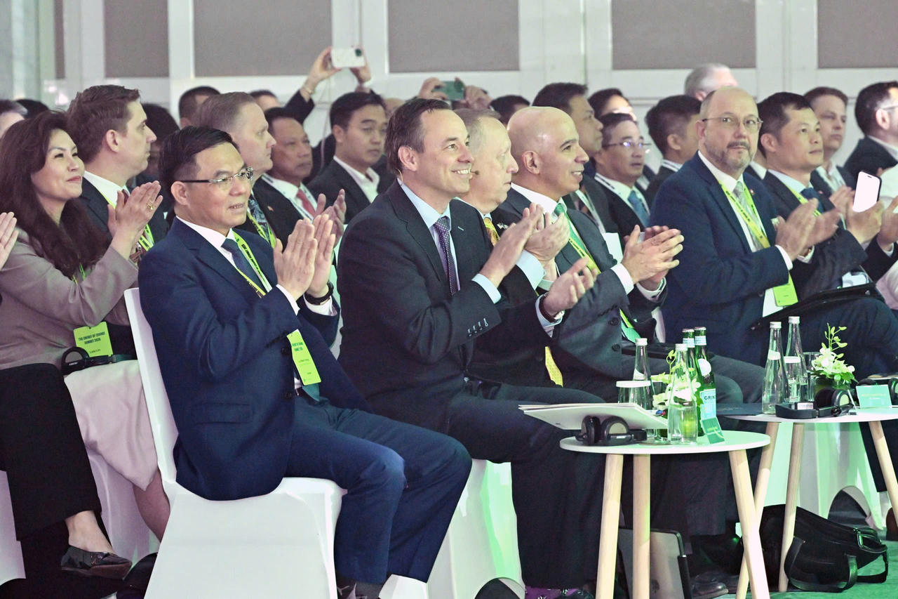 Quyền Bộ trưởng L&ecirc; Mạnh H&ugrave;ng c&ugrave;ng Đại bi&ecirc;n l&acirc;m thời Ph&aacute;i đo&agrave;n Ngoại giao Hoa Kỳ v&agrave; L&atilde;nh đạo Tập đo&agrave;n GE Vernova cắt băng khai trương Triển l&atilde;m c&ocirc;ng nghệ GE trong khu&ocirc;n khổ Diễn đ&agrave;n